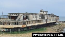 Разрушающийся теплоход «Князь Багратион» в бухте Капсель. Крым, Судак, август 2025 года