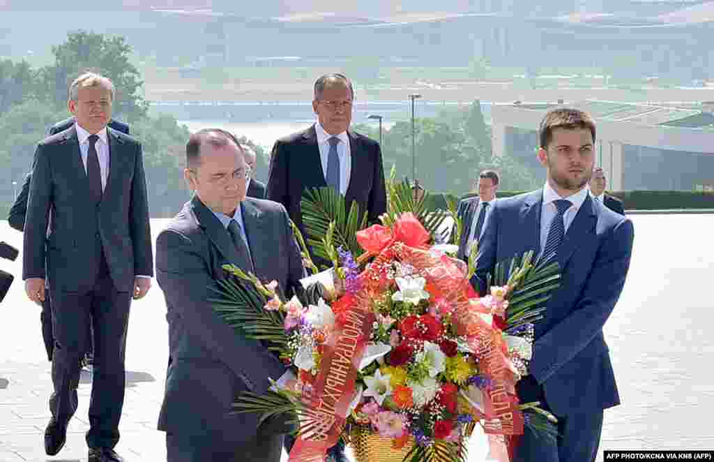 Сергей Лавров и Ким Чен Ын возложили цветы к памятнику Ким Ир Сену.