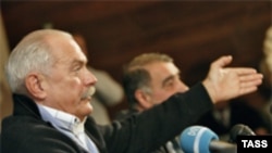 Никита Михалков поддержал «десятки тысяч живописцев, скульпторов, графиков, мастеров декоративно-прикладного и театрально-декорационного искусства»