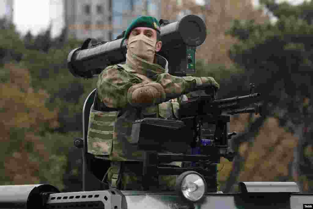 Азербайджанська бронемашина &laquo;Кобра&raquo; виробництва Туреччини, озброєна кулеметом Калашникова і білоруським протитанковим ракетним комплексом &laquo;Шершень&raquo;. На параді показали багато такої техніки, яку Азербайджан купував на світових ринках останніми роками