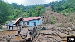 Индиянын Химачал-Прадеш штатындагы жер көчкү жүргөн аймактан жергиликтүү тургундун буюм-тайымын көтөрүп чыгып бараткан армиянын өкүлү. 14-август, 2023-жыл.
