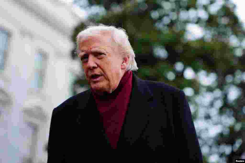 Президент США Дональд Трамп выступает перед СМИ по пути к вертолету Marine One, чтобы отправиться на базу Эндрюс, с Южной лужайки Белого дома в Вашингтоне, округ Колумбия, США, 22 ноября 2025 года. REUTERS/Аарон Шварц