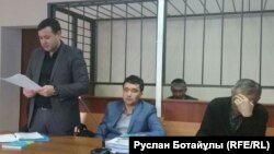Болатбек Блялов в зале суда (на заднем плане). Астана, 21 января 2016 года.