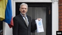 Джуліян Асанж прамаўляе да журналістаў з балькона пасольства Эквадору ў Лёндане 5 лютага 2016 году.