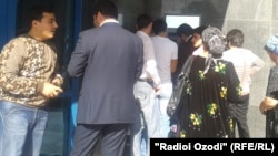 Люди у входа в медицинское учреждение в Душанбе. Иллюстративное фото.  