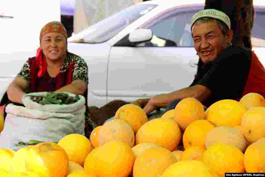 Дыйкандардын көбү түшүмдөрүн өздөрү сатышпайт. Алар таң эрте ортомчуларга дүңүнөн пулдашат. Өз эмгегин базарда отуруп саткандар чанда кездешет. Анткени дыйкандар түшүм жыйноого араң жетишет.