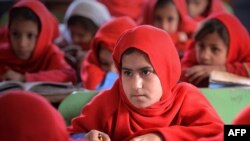 دختران دانش آموز در یکی از مکاتب پیشاور پاکستان