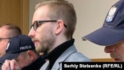 Міхал Прокопович у супроводі польських поліцейських на засіанні суду в Кракові, 14 січня 2019