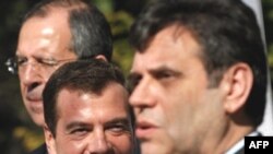 Предвыборная кампания Медведева состояла из многочисленных визитов в регионы и за рубеж