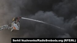 Рятувальники гасять пожежу, що виникла після російського удару, Київ, 10 червня 2025 року