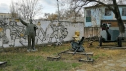 Статуї Леніна на одному з подвір Болграда. Березень 2019 року