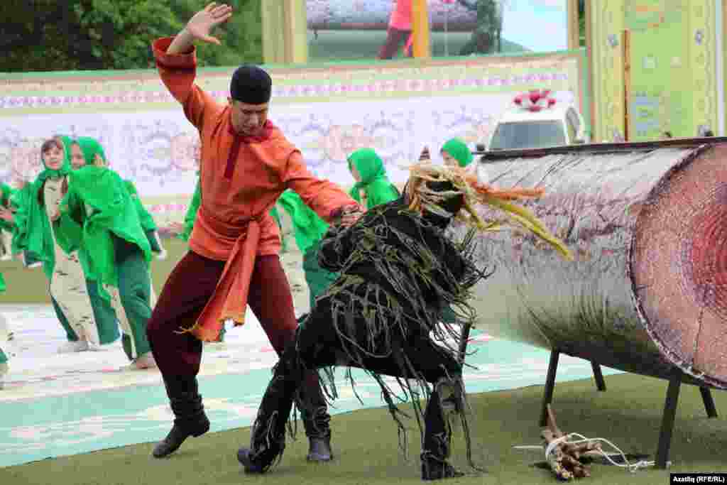  Сабантуй ачылышында Габдулла Тукай әкияте каһарманнары Былтыр һәм Шүрәле тамашасы