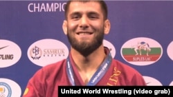 Абдурахманхажи Муртазалиев дүйнө чемпионатында сыйлык тапшыруу аземинде. 23-сентябрь, 2019-жыл. Нур-Султан, Казакстан. 