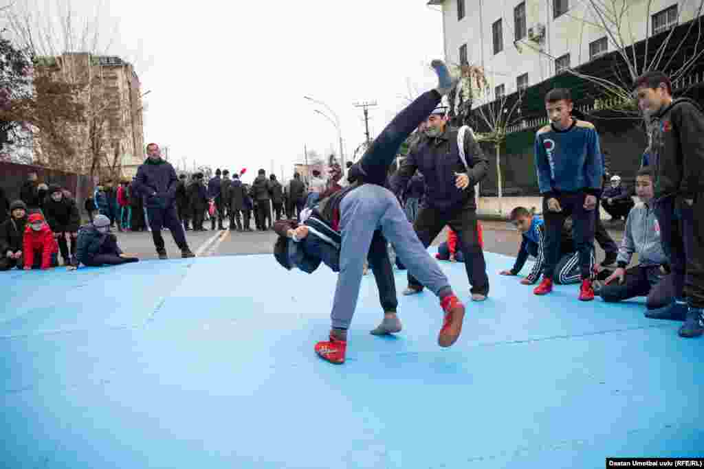 Күрөш - кызыктуу спорт.