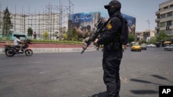 Իրան - Իսլամական հեղափոխության պահապանների կորպուսի զինծառայողը հսկում է Թեհրանի Իսլամական հեղափոխության հրապարակը, 24-ը հունիսի, 2025թ.