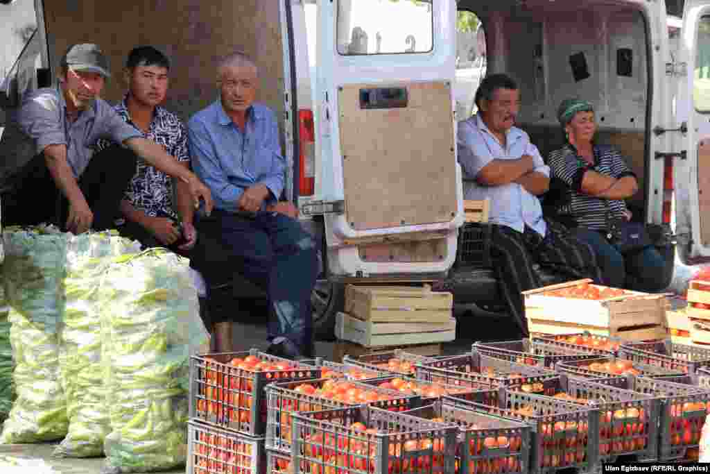Учурда түштүк аймактардын жана Чүйдүн бадыраң, помидору сатылууда. Жергиликтүү жемиштер бышканча булардын ордун Өзбекстандын жемиштери алмаштырат.