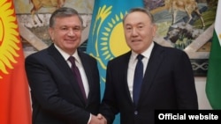 Өзбек президенти Шавкат Мирзиёев (солдо) жана казак лидери Нурсултан Назарбаев Астанадагы саммитте, 15-март 2018-жыл.