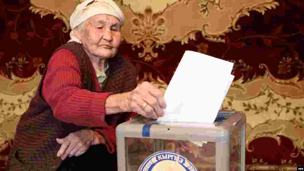 Ден соолугуна байланыштуу шайлоо тилкесине келе албагандар үчүн көчмө добуш берүү уюштурулду. 10-декабрда алдын ала үйүнөн добуш берип жаткан улгайган аял. &nbsp;Беш-Күнгөй айылы, Чүй облусу. 10-декабрь,