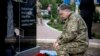 Украина, Мариуполь. Петр Порошенко у памятника горожанам, погибшим от рук пророссийских мятежников. 11.06.2015.