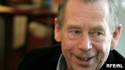 Вацлав Гавел согласился на съемки при одном условии: зрители не увидят фильм до тех пор, пока все политики, принимающие в нем участие, не уйдут в отставку