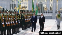 Кыргызстандын президенти Садыр Жапаров менен Түркмөнстандын президенти Гурбангулы Бердымухамедов. Ашхабад 28.06.2021