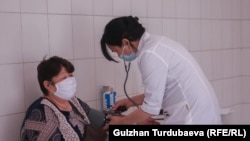 Кыргызстандык дарыгер. Иллюстрациялык сүрөт.