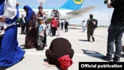 Женщины и дети, которых вернули из Сирии в Узбекистан, 30 мая 2019 года.