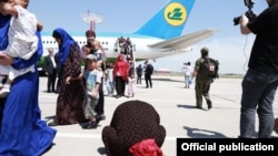 Первая группа женщин и детей, возвращенных из Сирии в Узбекистан 30 мая 2019 года.