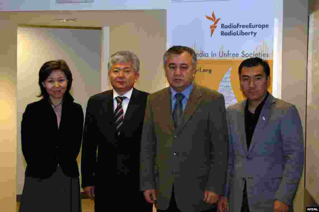 12-16-декабрда Кыргызстандагы оппозициялык саясатчылар АКШда иш сапар менен болуп кайтышты. - From the left: RFERL stringer Gulaiym Ashakeeva, Alikbek Jekshenkulov, leader of For Justice Movement and fromer foreign minister, Omurbek Tekebayev, leader of Ata Meken Party and former parliament speaker and Ravshan Jeenbekov, member of Ata Meken Party, former minister and former ambassador, currently in self-exile in the USA