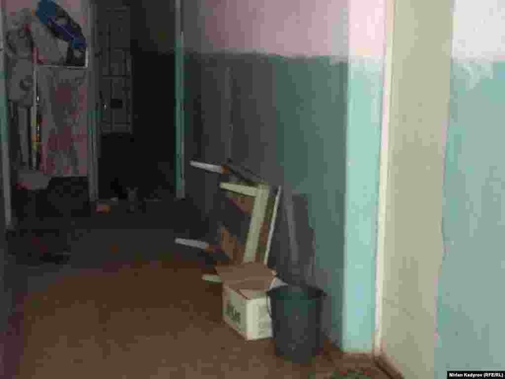 Бөлмөгө батпай калган оокаттарын складдын жоктугунан сыртка чыгарып коюшат.