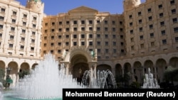 Էր-Ռիյադում գտնվող The Ritz-Carlton հյուրանոցի շենքը, որտեղ կայացել են բանակցությունները