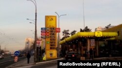 «Зростання цін на заправках зумовлене як подорожчанням сировини на світових ринках, так і нелегальним ринком нафтопродуктів всередині країни, а також системним ухиленням від сплати податків нафтопереробниками», – ідеться в повідомленні сайту президента