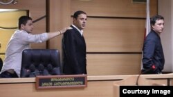 Ромео Микаутадзе (в центре)