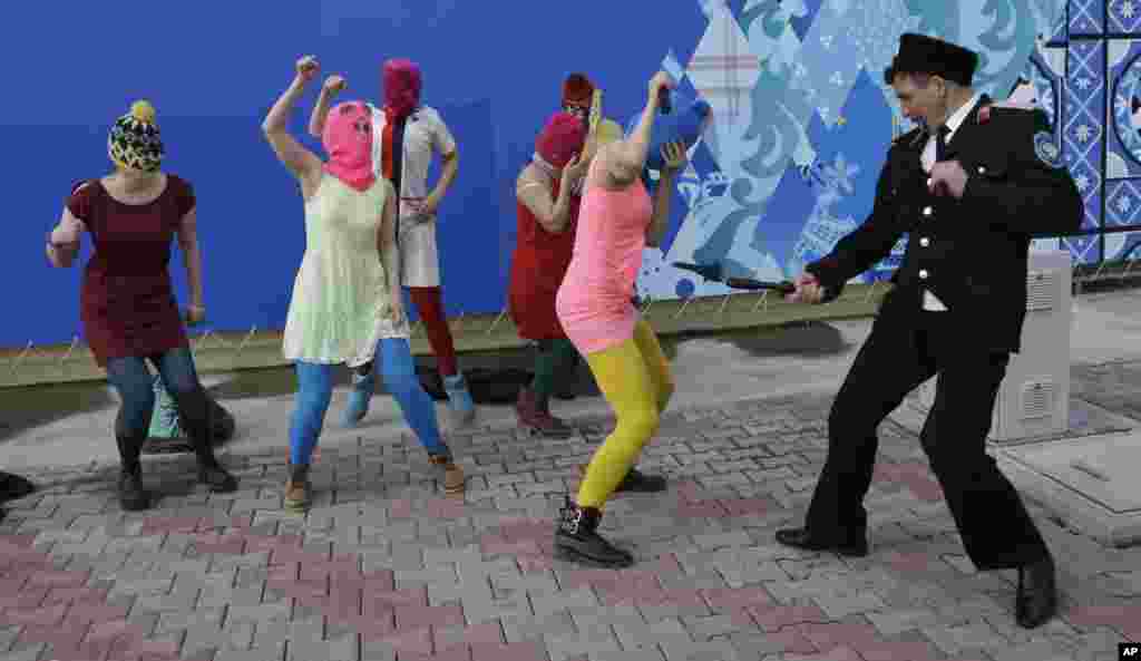 Казак бьет нагайкой Надежду Толоконникову и еще нескольких участниц импровизированного протеста, устроенного группой Pussy Rioy на улице в Сочи. 19 февраля.