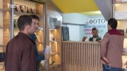 Барои супурдани аризаи "Green Card" навбат мепоянд