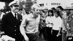 Джон Маккейн (у цэнтры) ў аэрапорце Ханою пасьля вызваленьня з палону, 14 сакавіка 1973 