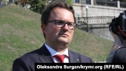 Серед факторів, які найбільше впливають на екологію півострова, Анто Кориневич назвав діяльність заводу «Титан», інтенсивний забір підземних вод, знищення об’єктів природно-заповідного фонду та забруднення акваторії Чорного моря