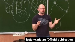 Профессор Денис Ребриков.
