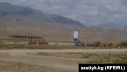 Жергиликтүү эл ГЭС курулушу жай жүрүп жатканын айтууда.