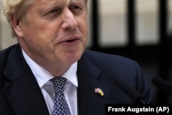 Прем’єр-міністр Великої Британії Борис Джонсон, на піджаку якого британський і український прапорці, під час оголошення, що йде з посади і буде в.о. голови уряду, допоки його партія не обере нового керівника. Лондон, 7 липня 2022 року