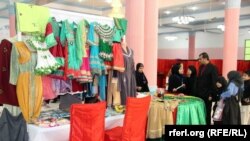 زنانی که در بخش های صنایع دستی به طور آزاد کار می کنند نیز میگویند که این سالها عاید چندانی ندارند زیرا طالبان محدودیت های فراوانی وضع کرده و بازار های فروش کم رنگ شده است.