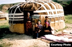 Өзбекстандык аялдар, Р. Султанова тарткан сүрөт