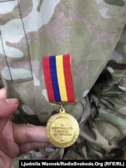 Ян пишається своєю медаллю «За жертовність і любов до України». Цією медаллю нагороджуються люди, які проявили активну громадянську позицію, героїзм, самопожертву під час подій Революції гідності, у захисті України на Донбасі та в Криму, а також за волонтерську діяльність