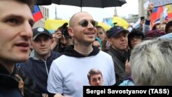 Рэпер Оксимирон (в центре) во время акции в поддержку независимых кандидатов в депутаты Мосгордумы