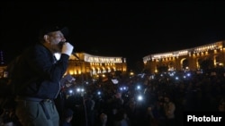 Никол Пашинян на митинге оппозиции на площади Республики в Ереване, 20 апреля 2018 г.