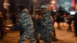 В День Конституции задержаны активисты, читавшие Конституцию