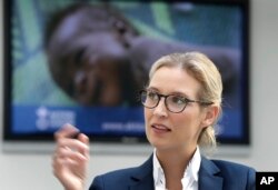 Alice Weidel, șefa AfD, spune că nu este extremistă și nici prea conservatoare, mai ales că este căsătorită cu o femeie originară din sudul Asiei.