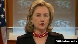 США Госсекретарь США Хиллари Клинтон представляет доклад, Вашингтон, 8 апреля 2011 г.