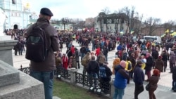 «Ні капітуляції!»: у Києві пройшов марш добровольців – відеорепортаж