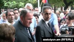 Armenia -- Opposition leader Levon Ter-Petrosian celebrates National Independence Day with supporters in a public park in Yerevan, 21Sept 2010.